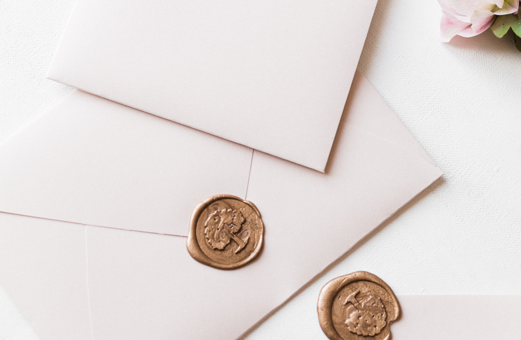 Poly Mailer vs Envelope: Which Should You Use for Shipping?
